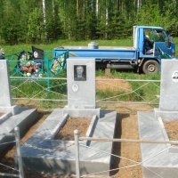 Мраморный памятник с цветником