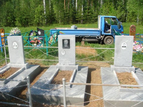 Мраморный памятник с цветником