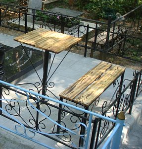 Установка столика и скамейки на кладбище