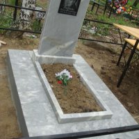 Мраморный памятник с цветником