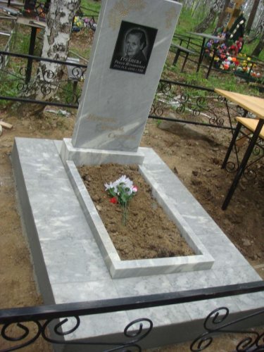 Мраморный памятник с цветником